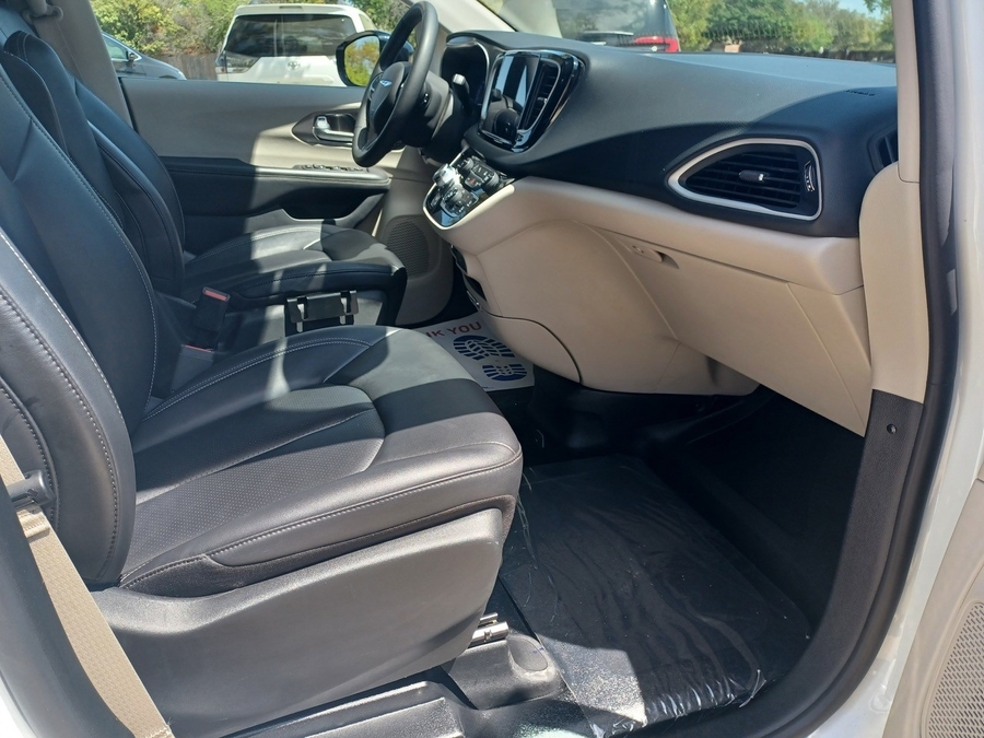 White Chrysler Pacifica image number 16