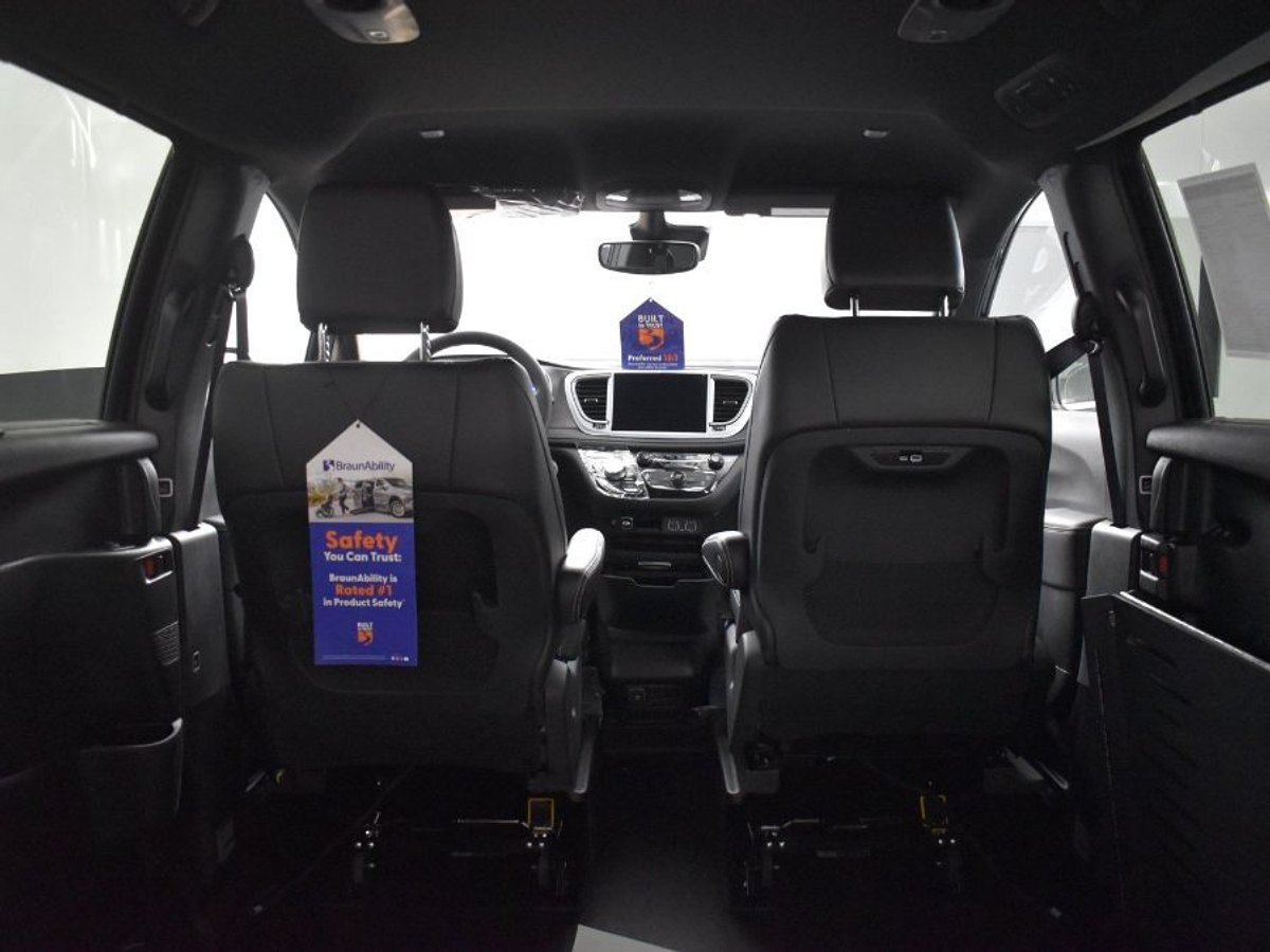 Black Chrysler Pacifica image number 14