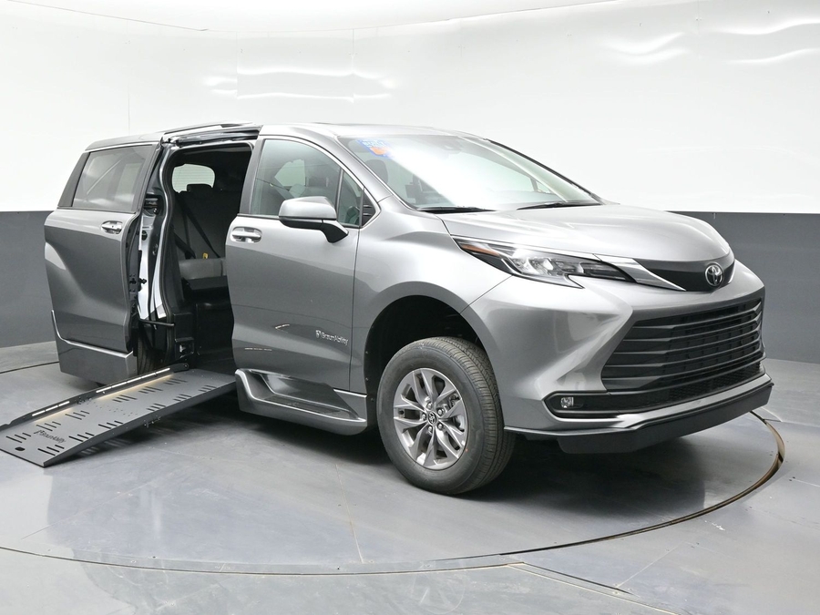New 2026 Toyota Sienna Hybrid XLE Base - BraunAbility Side Entry Entry Fold Out Automatic Ramp