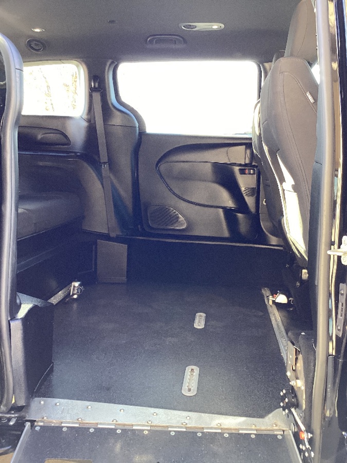 Black Chrysler Pacifica image number 10