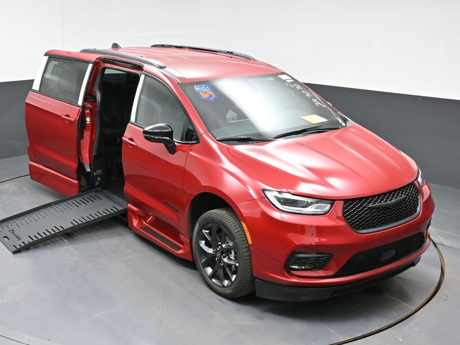 Red Chrysler Pacifica image number 18
