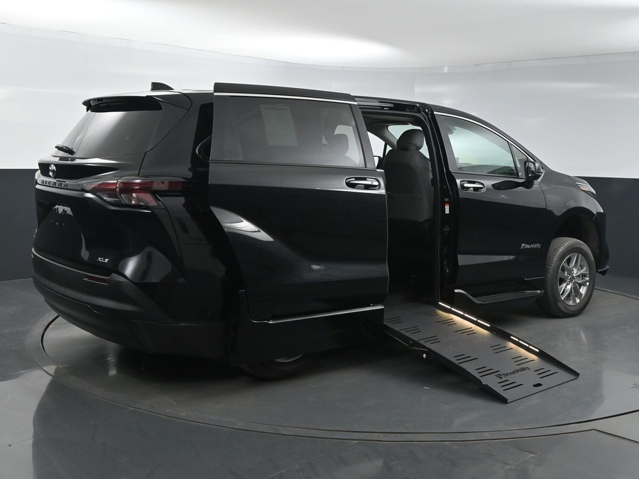 New 2025 Toyota Sienna Hybrid XLE Base - BraunAbility Side Entry Entry Fold Out Automatic Ramp