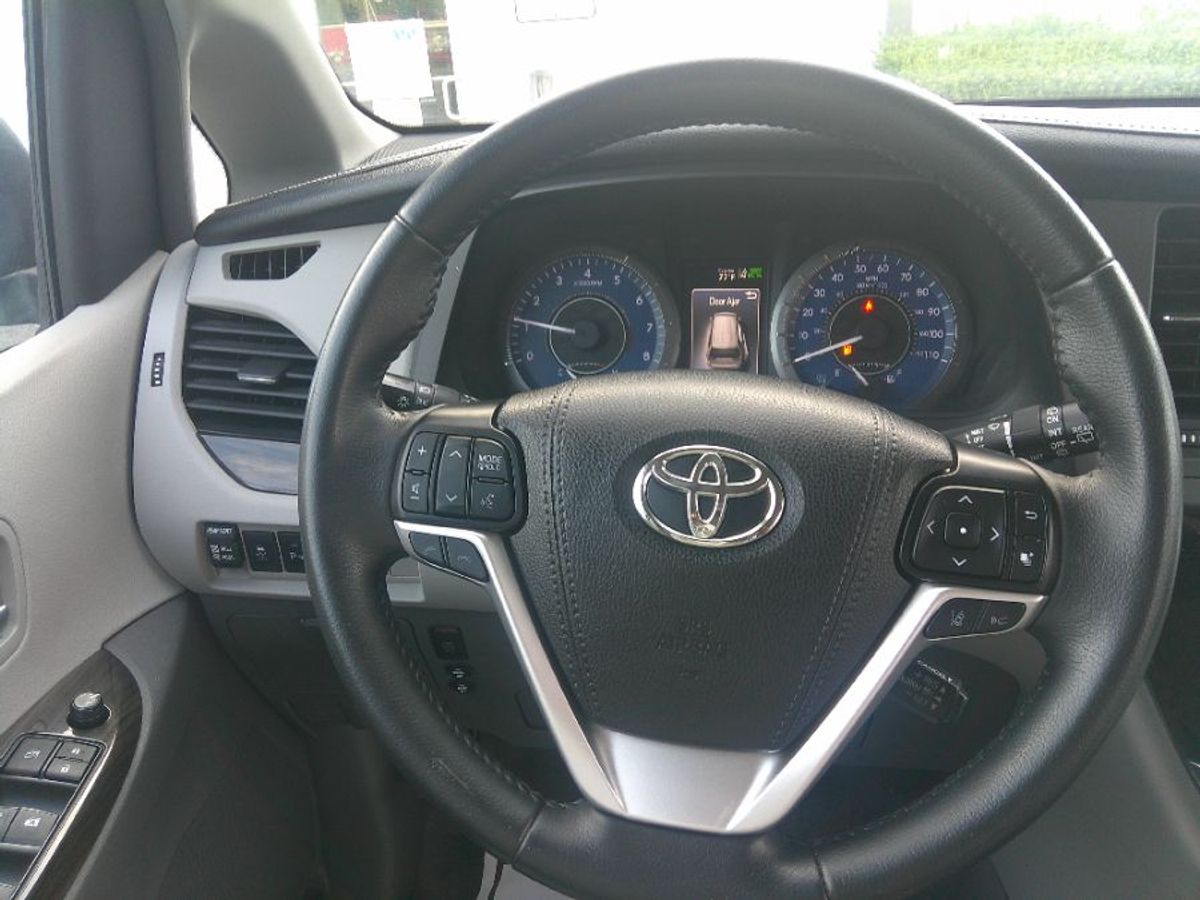 Grey Toyota Sienna image number 9