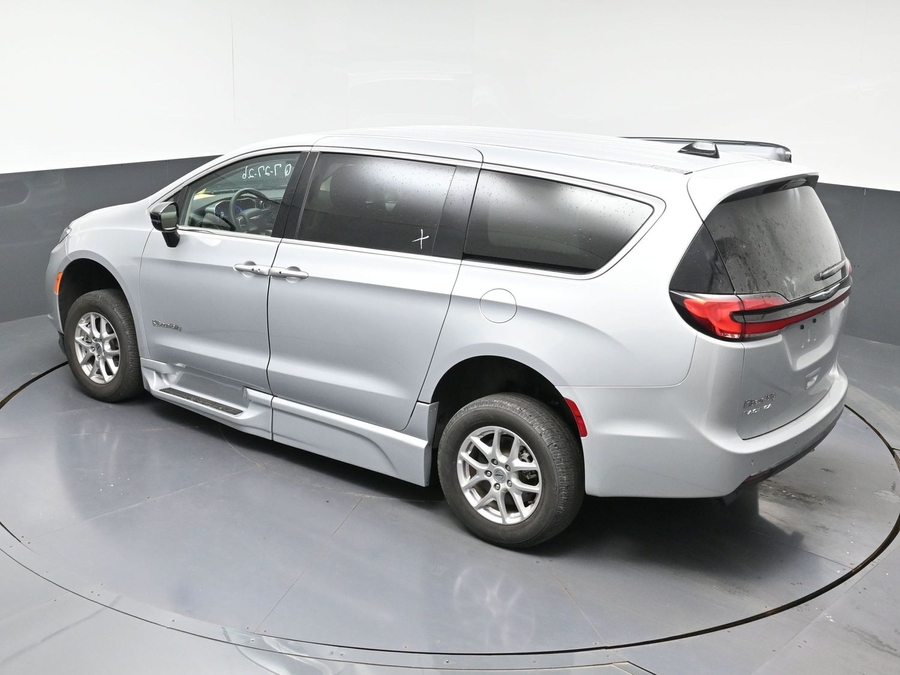 Silver Chrysler Pacifica image number 18
