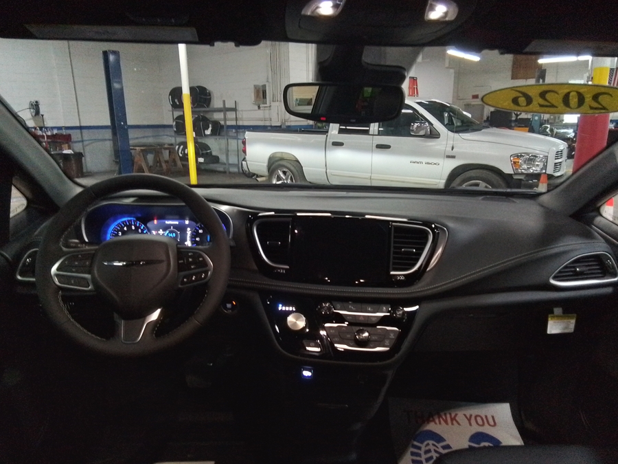 Black Chrysler Pacifica image number 33