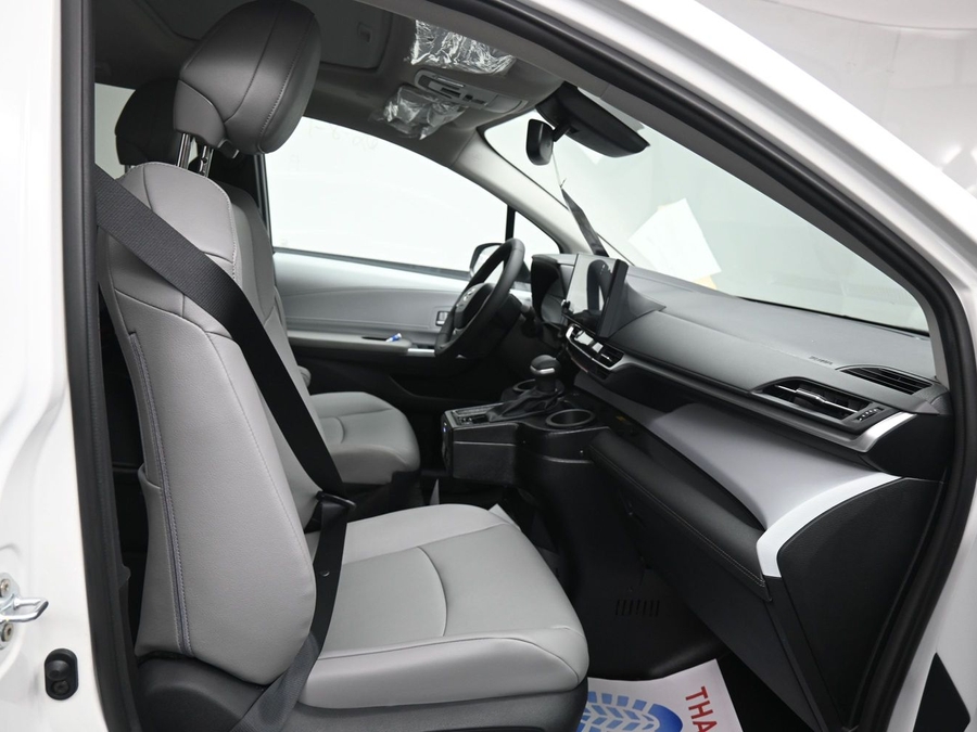 White Toyota Sienna image number 5