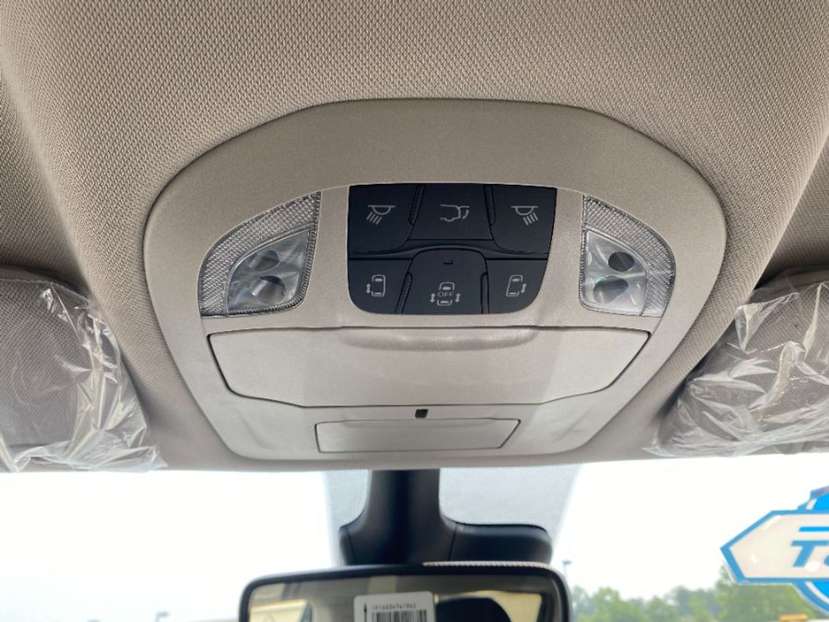 Silver Chrysler Voyager image number 11