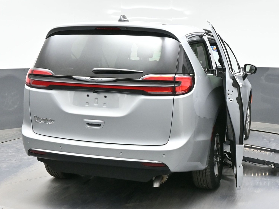 Silver Chrysler Pacifica image number 5