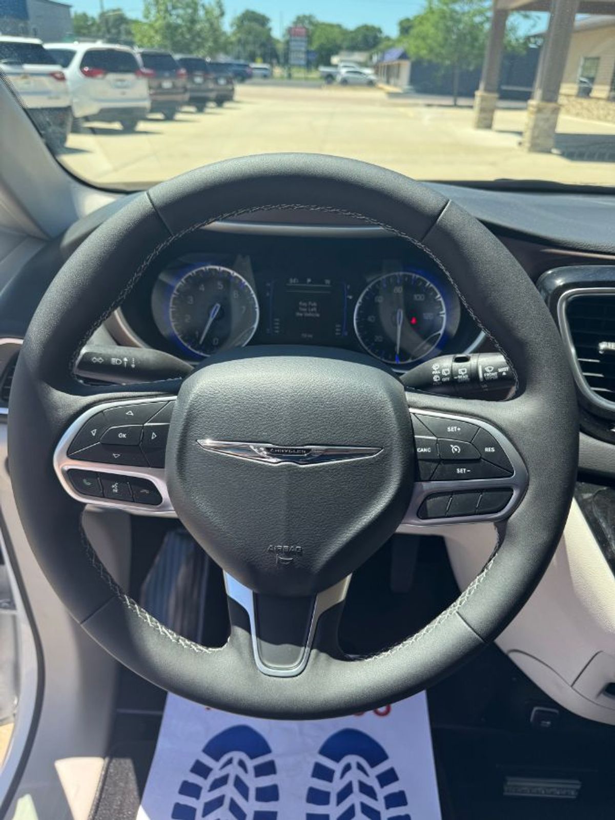 White Chrysler Voyager image number 9