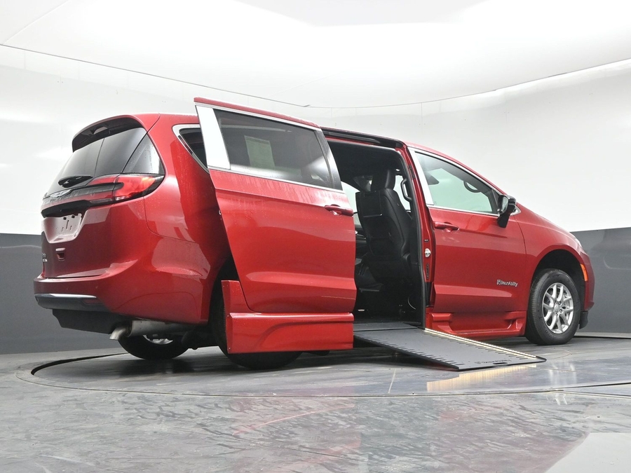 New 2026 Chrysler Pacifica Select Plus - BraunAbility Side Entry In Floor Automatic Ramp
