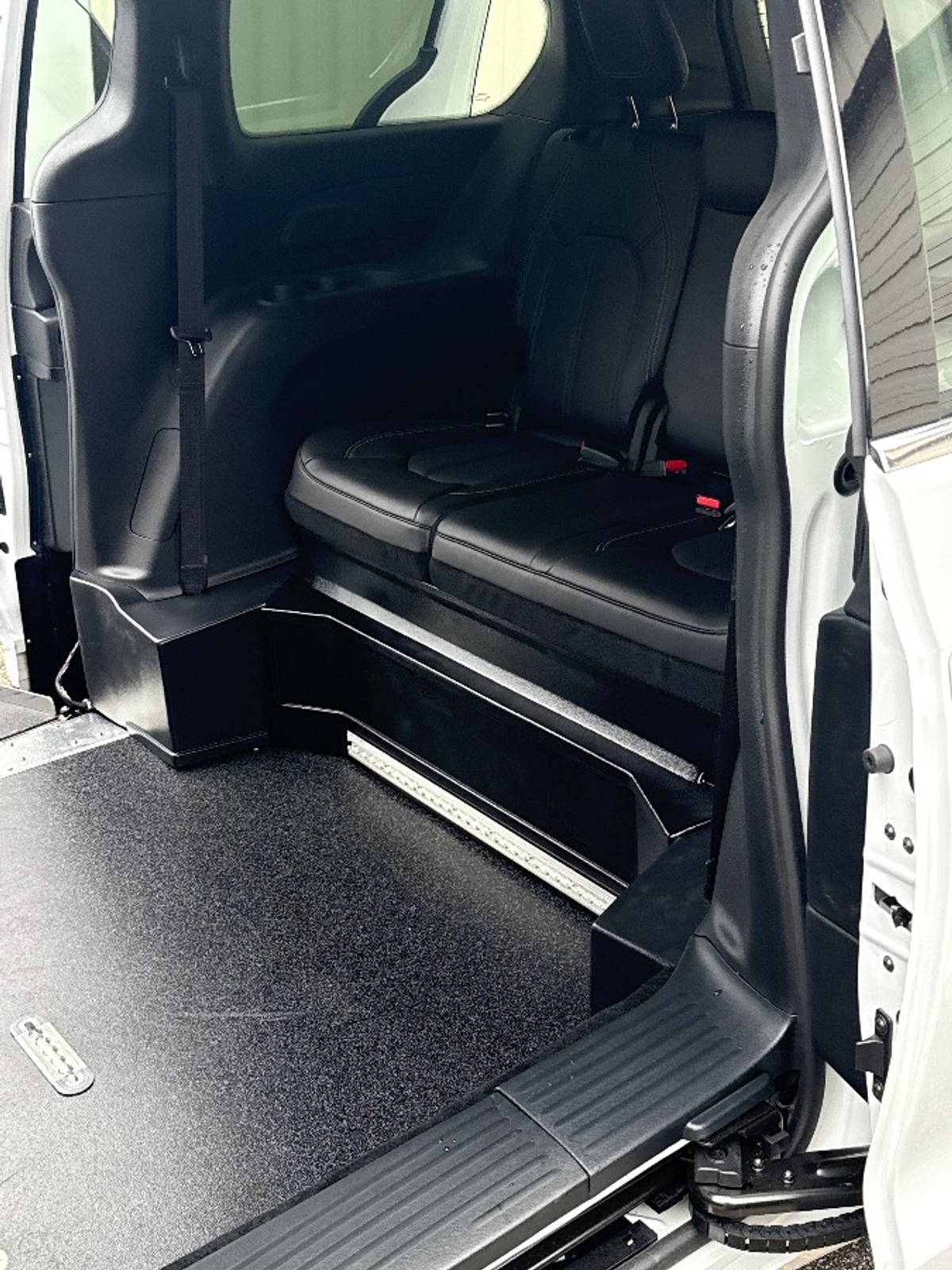 White Chrysler Voyager image number 4