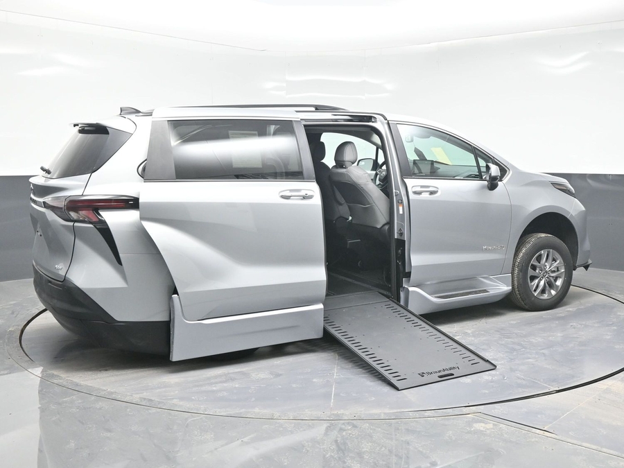 New 2025 Toyota Sienna Hybrid XLE Plus - BraunAbility Side Entry Entry In Floor Automatic Ramp