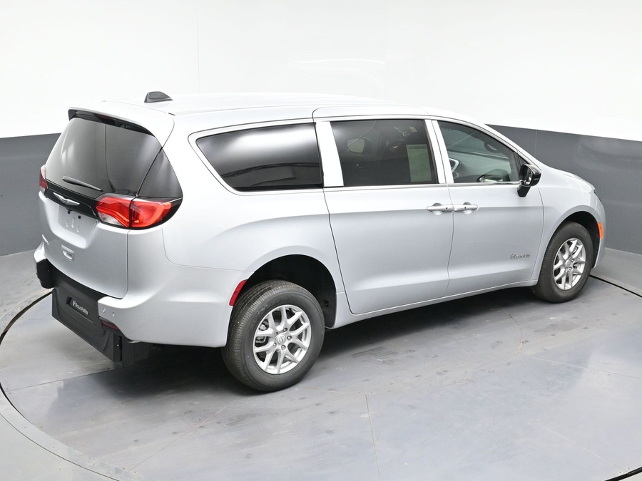 Silver Chrysler Voyager image number 24