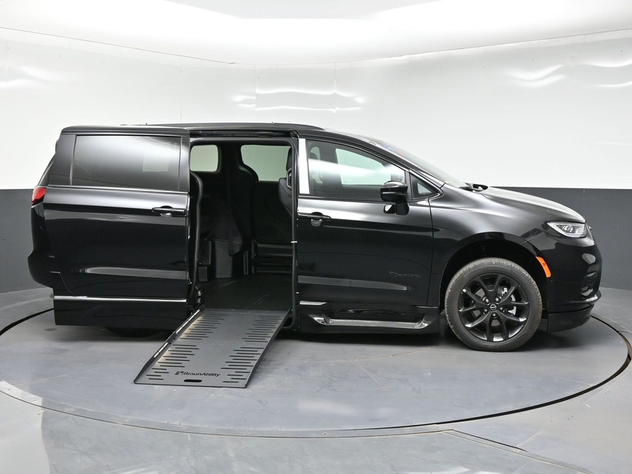 New 2026 Chrysler Pacifica Select Sport - BraunAbility Side Entry Fold Out Automatic Ramp