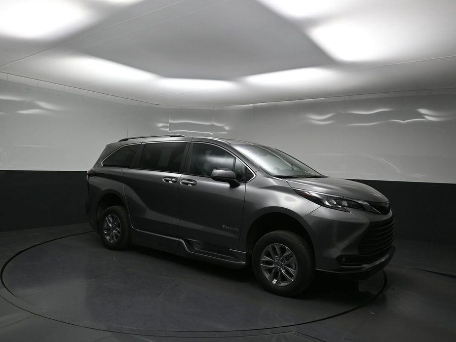 New 2026 Toyota Sienna Hybrid XLE Base - BraunAbility Side Entry In Floor Automatic Ramp