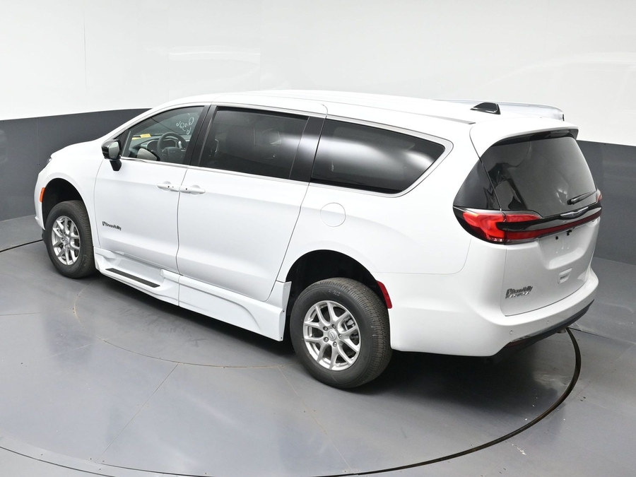 White Chrysler Pacifica image number 22