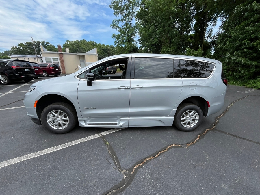 Silver Chrysler Pacifica image number 2