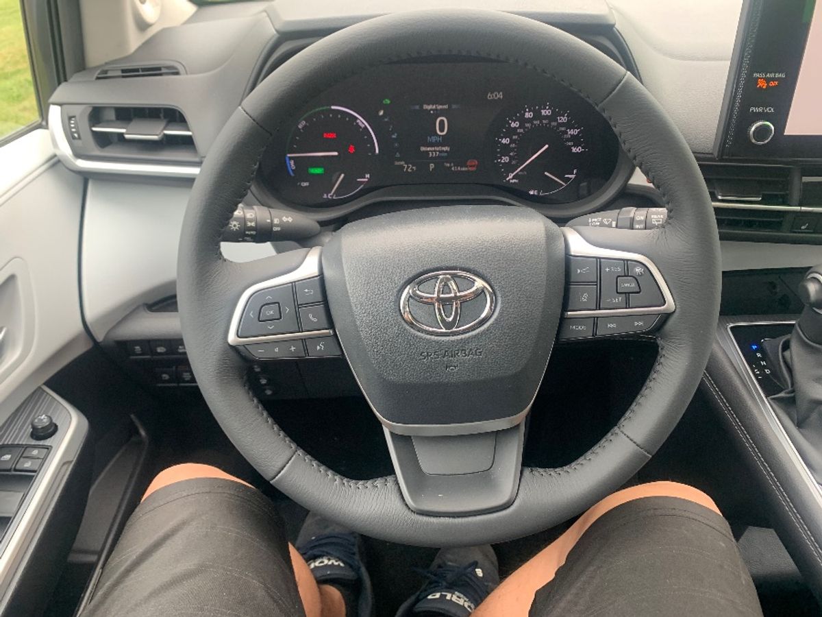 Metallic Gray Toyota Sienna image number 21
