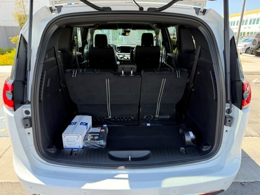 White Chrysler Pacifica image number 12