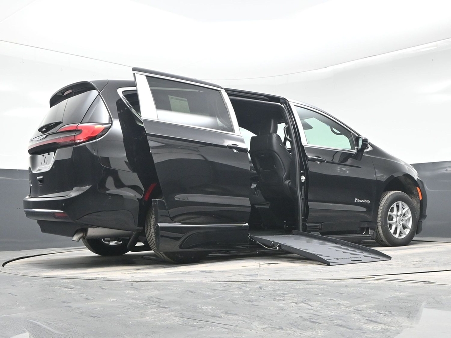 Black Chrysler Pacifica image number 21