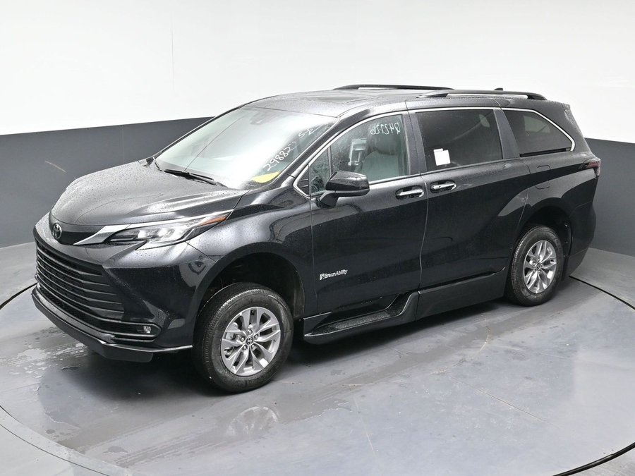 Black Toyota Sienna image number 20
