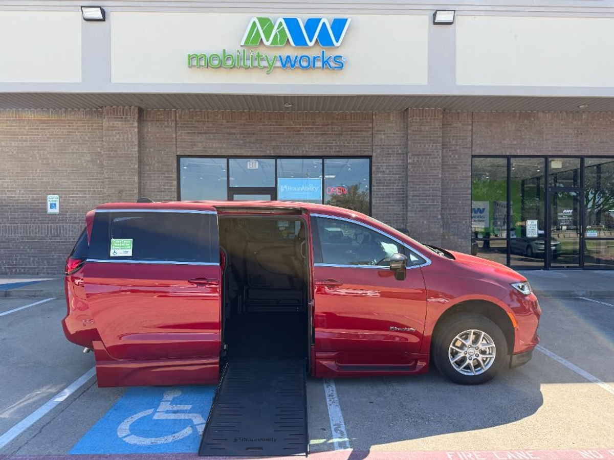 2025 Chrysler Pacifica Select's photo