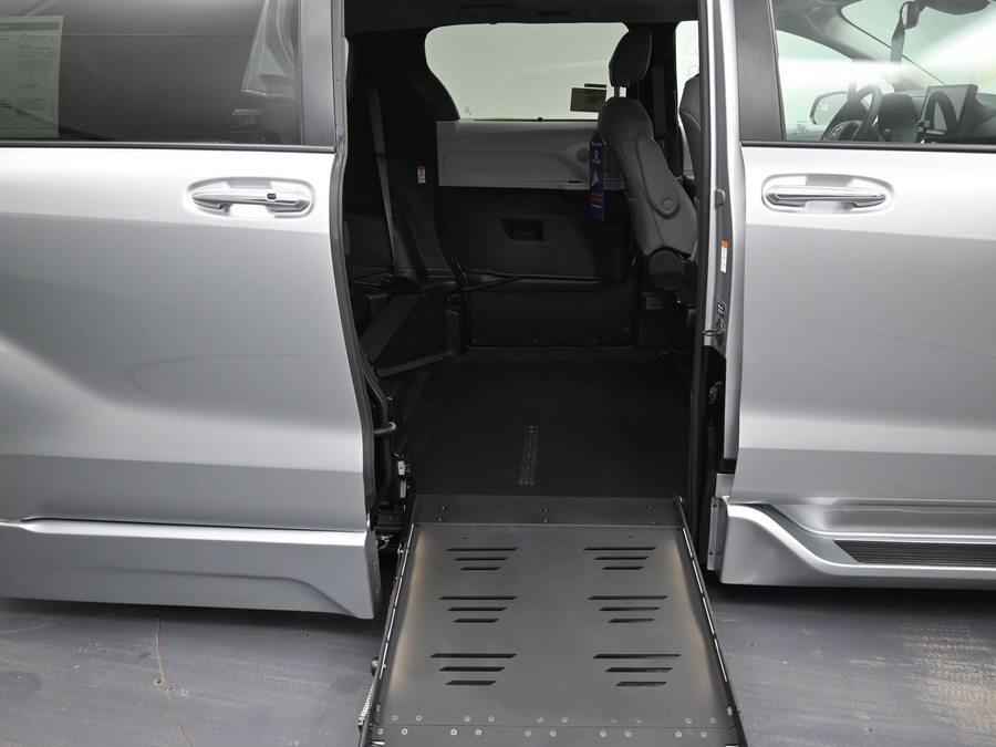 New 2025 Toyota Sienna Hybrid XLE Base - BraunAbility Side Entry Entry Fold Out Automatic Ramp