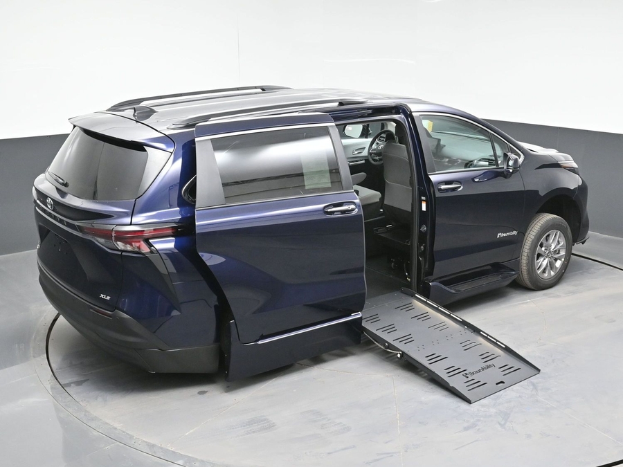New 2026 Toyota Sienna Hybrid XLE Base - BraunAbility Side Entry Entry Fold Out Automatic Ramp