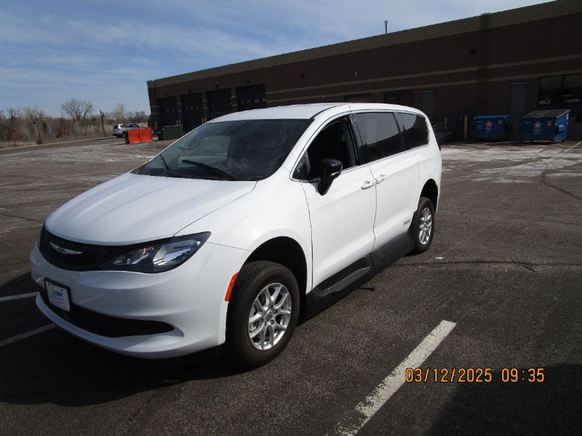 White Chrysler Voyager image number 13