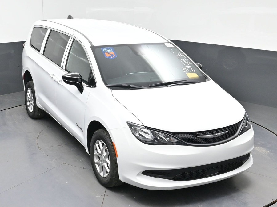 White Chrysler Voyager image number 23