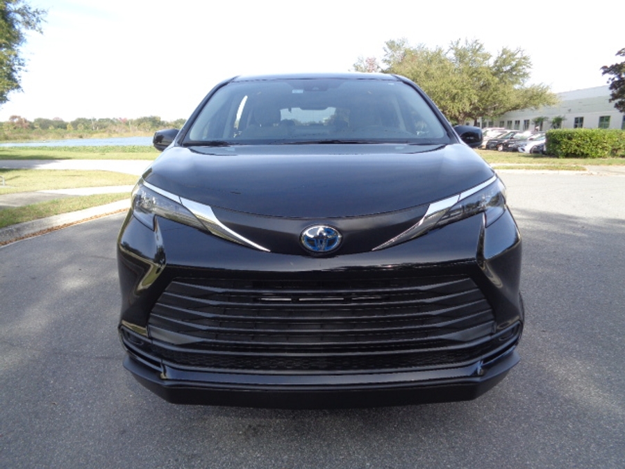 Used 2024 Toyota Sienna Hybrid LE - BraunAbility Side Entry Entry Fold Out Automatic Ramp