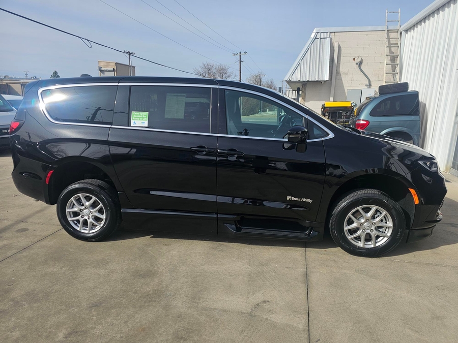 Black Chrysler Pacifica image number 1