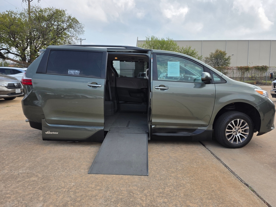 Used 2018 Toyota Sienna XLE - VMI Side Entry Entry In Floor Automatic Ramp