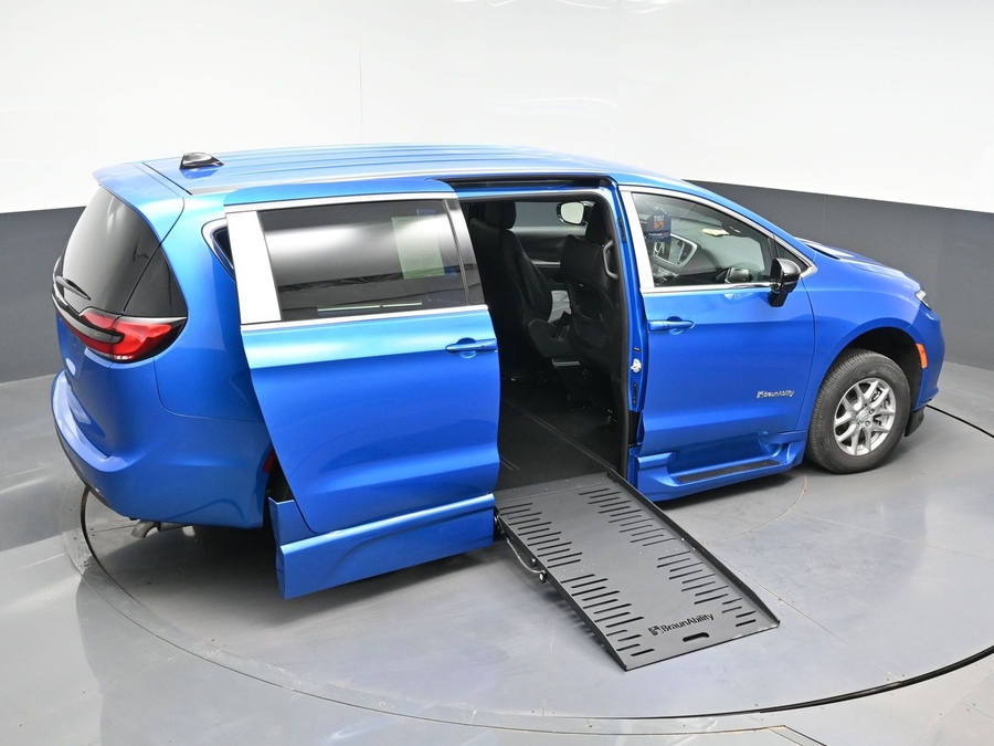 Blue Chrysler Pacifica image number 22