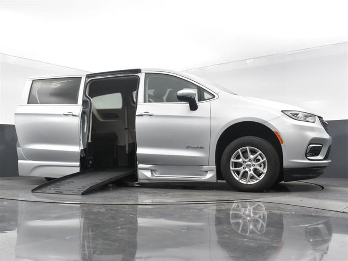 Silver Chrysler Pacifica image number 21