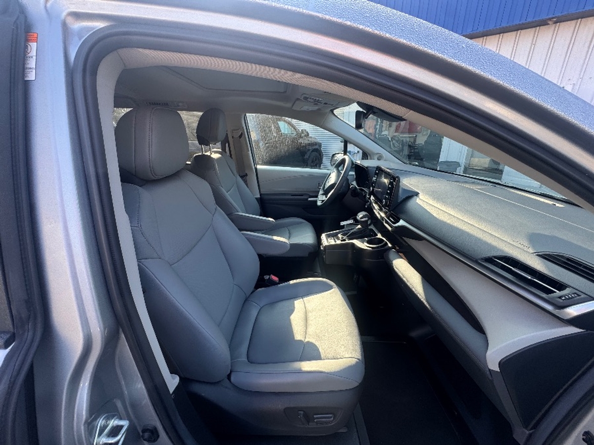 2024 TOYOTA SIENNA - Image 11