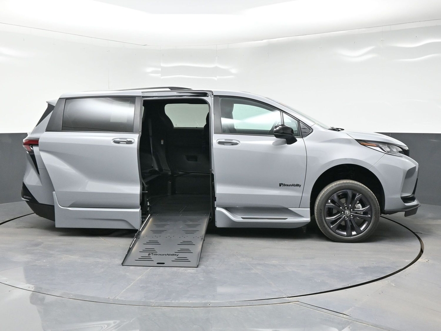 New 2026 Toyota Sienna Hybrid XSE Sport - BraunAbility Side Entry Fold Out Automatic Ramp