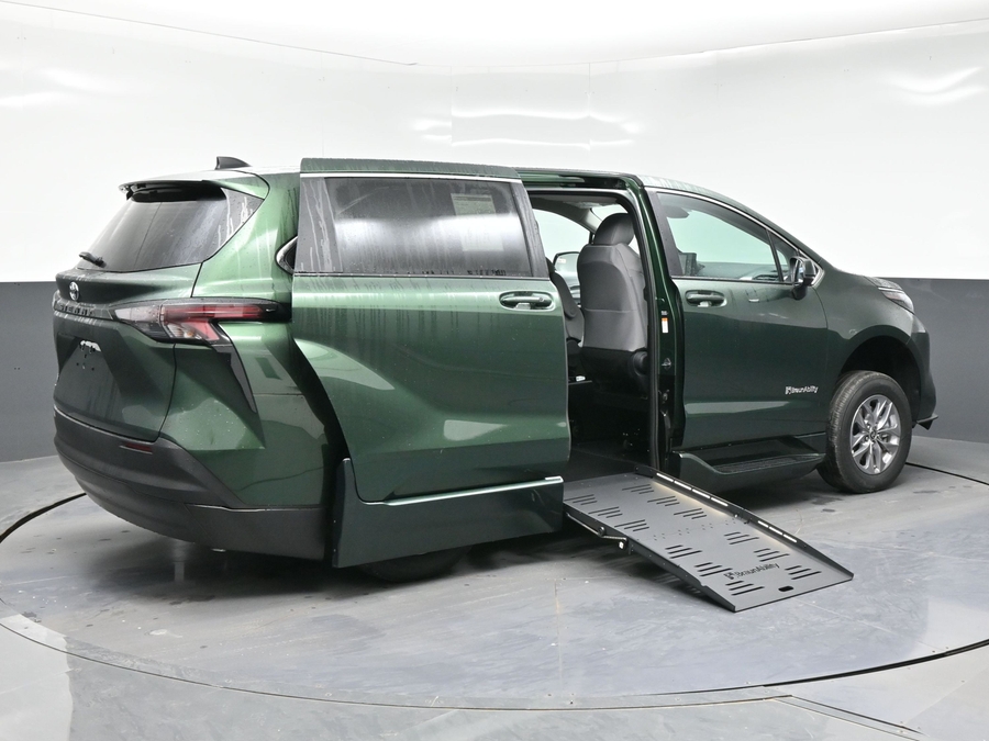 New 2026 Toyota Sienna Hybrid LE - BraunAbility Side Entry Fold Out Automatic Ramp