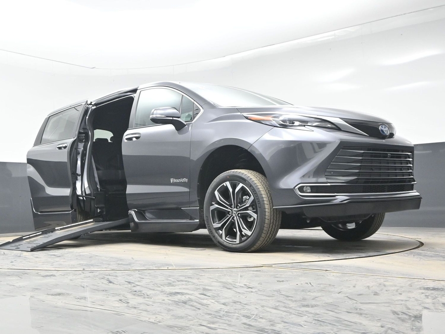 Grey Toyota Sienna image number 18