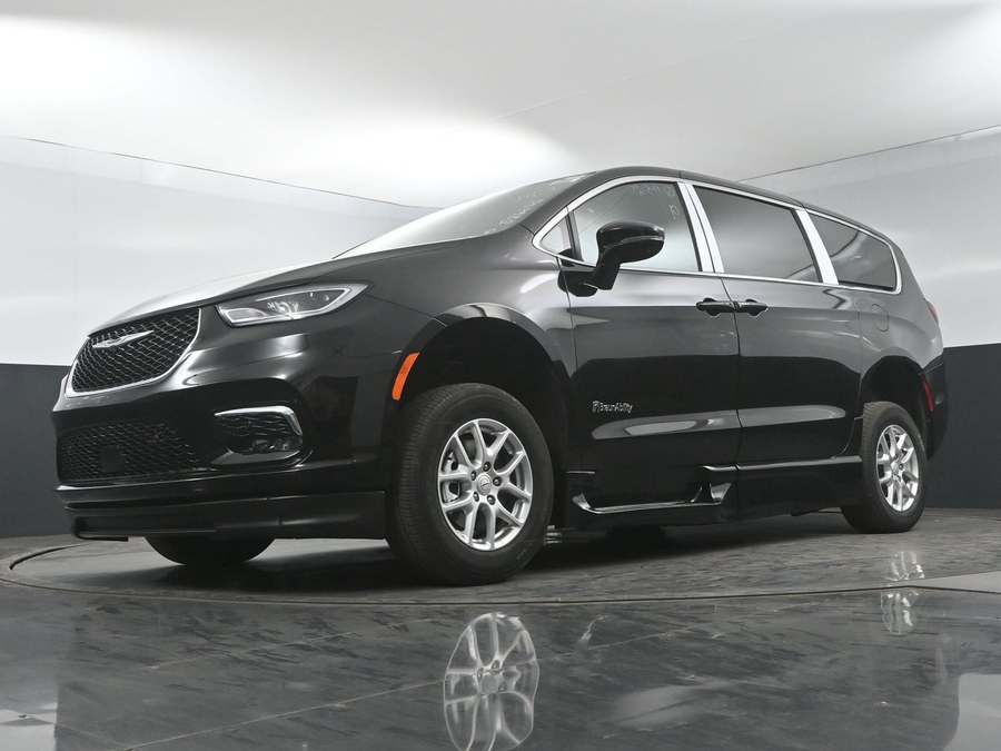Black Chrysler Pacifica image number 19