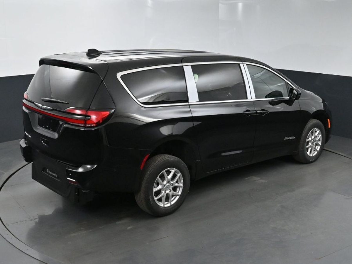 Black Chrysler Pacifica image number 24