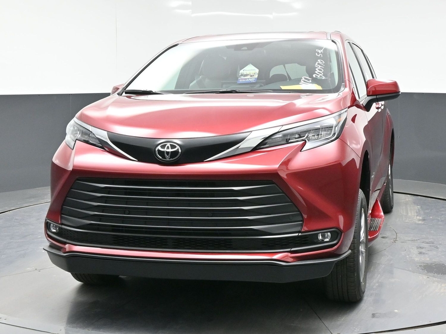 Red Toyota Sienna image number 1