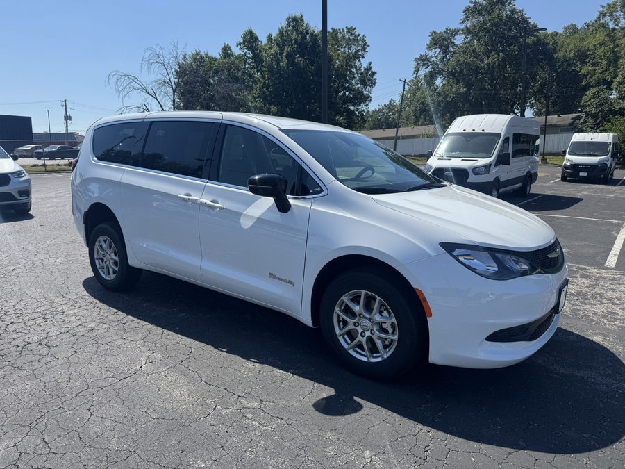 White Chrysler Voyager image number 18