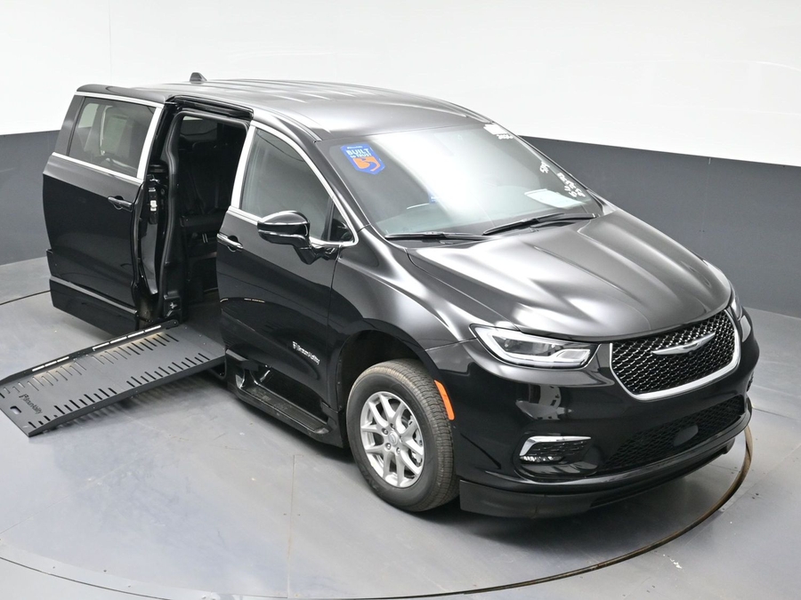 Black Chrysler Pacifica image number 13