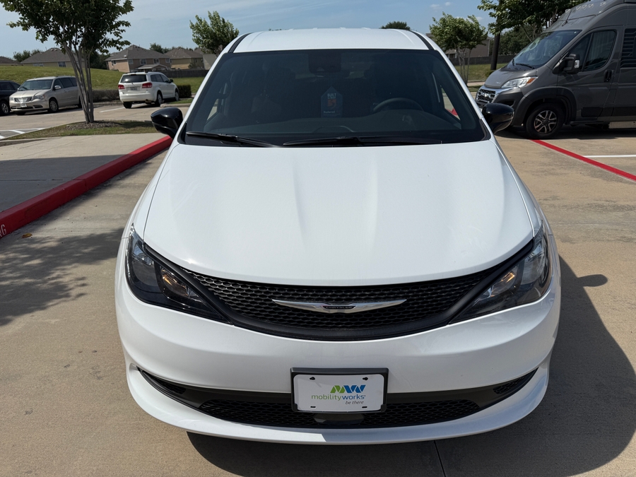 White Chrysler Voyager image number 7