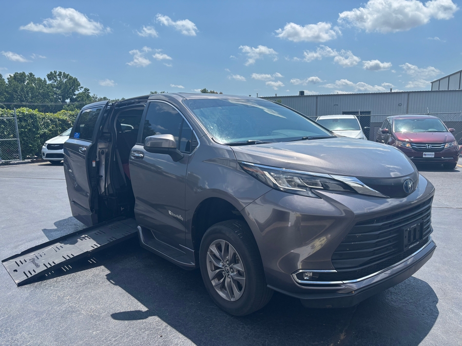 Used 2022 Toyota Sienna Hybrid XLE - BraunAbility Side Entry Fold Out Automatic Ramp