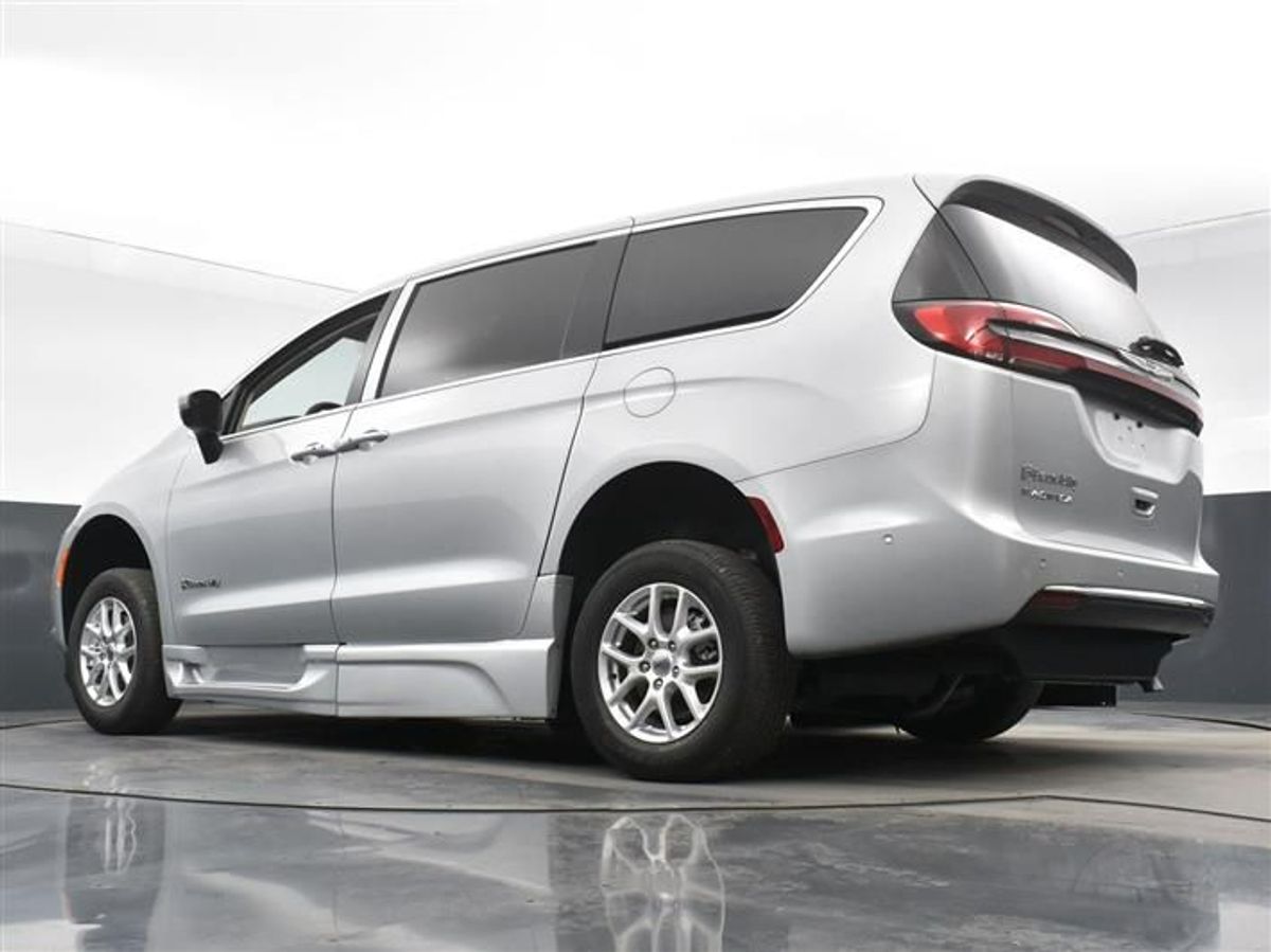 Silver Chrysler Pacifica image number 18