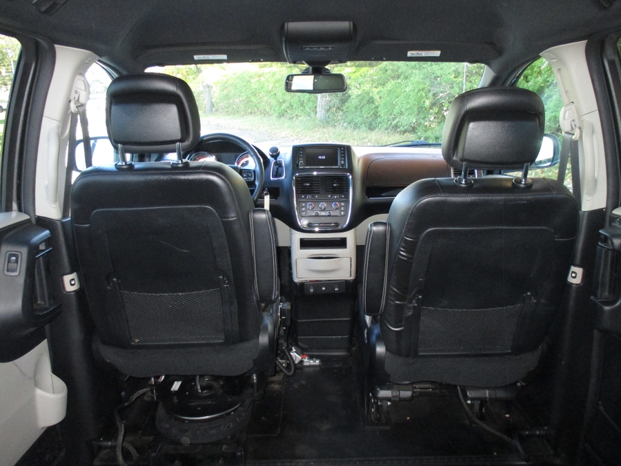Grey Dodge Grand Caravan image number 13