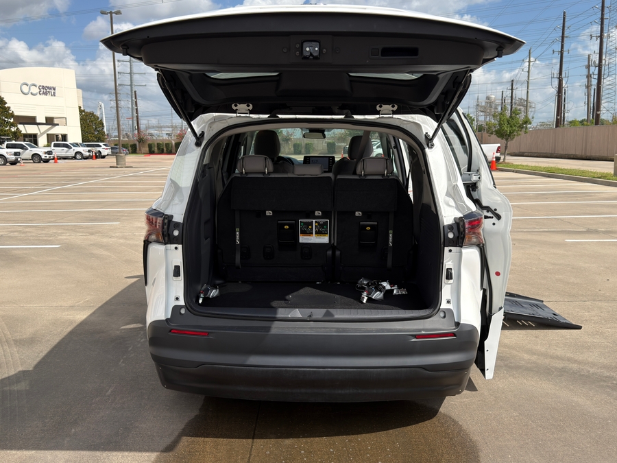 Used 2024 Toyota Sienna Hybrid LE Base - BraunAbility Side Entry Fold Out Automatic Ramp