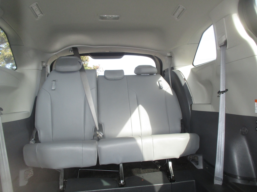 2021 Toyota Sienna XLE - Photo 15